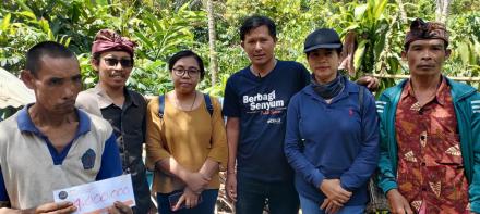 Penyerahan Bantuan Kepada Masyarakat Miskin Oleh Yayasan Relawan Bali